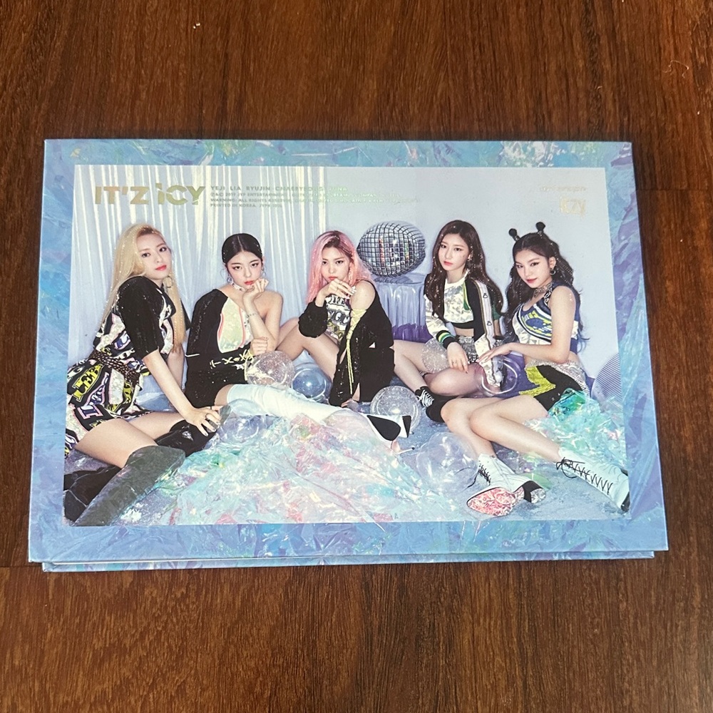 Itzy It’z Icy K-pop Album Icy Version + Photo cards + Preorder Postcards